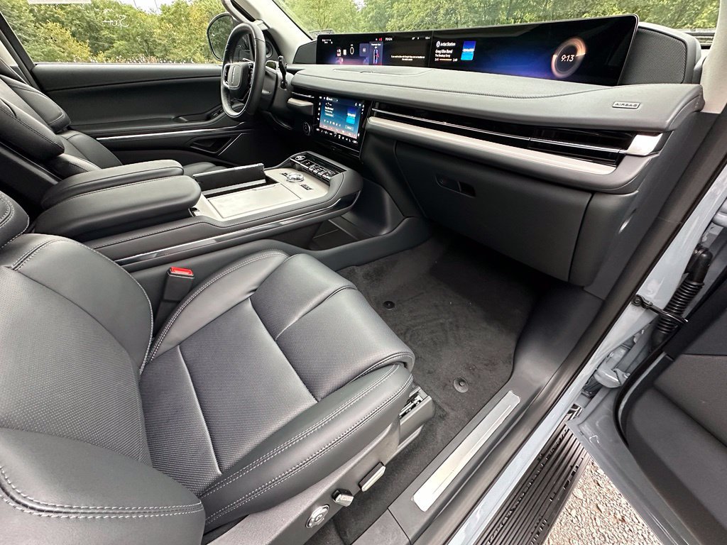 New 2027 Lincoln Navigator Premiere AWD/4WD image 22