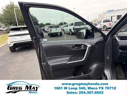 Used 2021 Toyota RAV4 LE AWD/4WD image 9