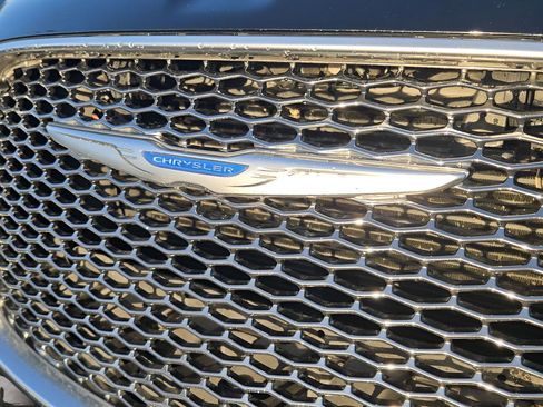 Used 2021 Chrysler 300 Touring w/ Chrome Appearance Package image 11