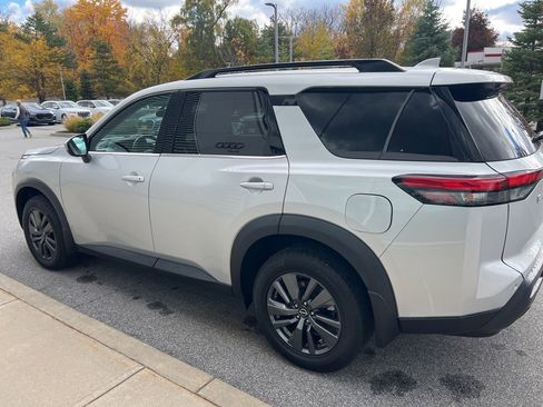 Used 2022 Nissan Pathfinder SV image 34
