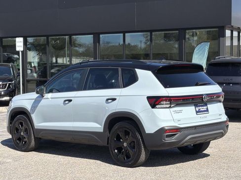 Used 2025 Volkswagen Taos SE image 30