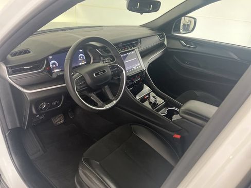 Used 2024 Jeep Grand Cherokee Altitude AWD/4WD image 25