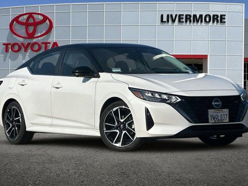 Used 2025 Nissan Sentra SR w/ SR Premium Package image 2