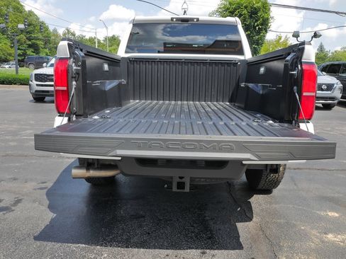 Used 2025 Toyota Tacoma TRD Off-Road AWD/4WD image 15