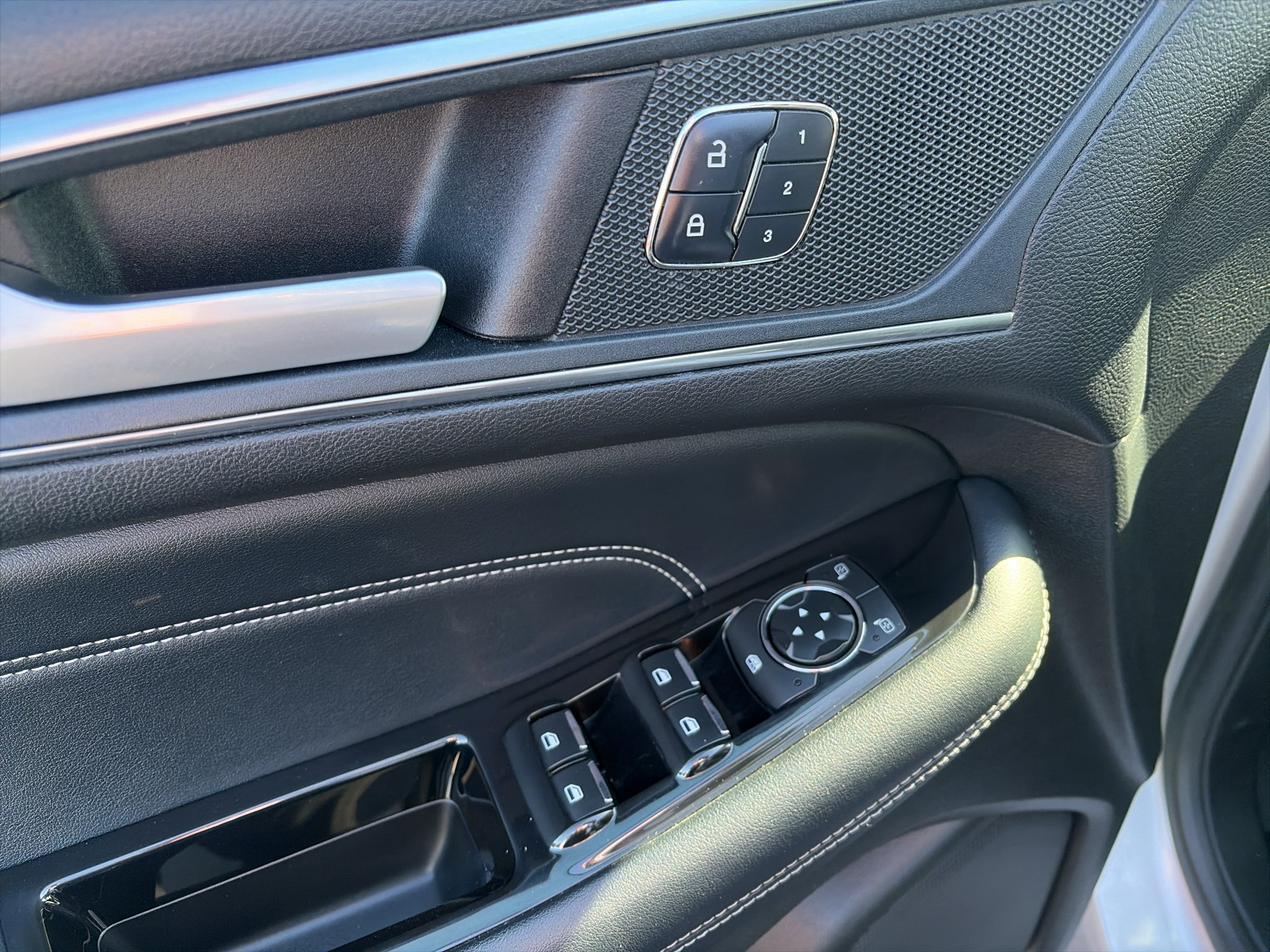 Used 2018 Ford Edge Titanium w/ Equipment Group 301A AWD/4WD image 19