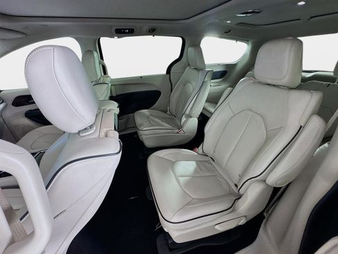 Used 2021 Chrysler Pacifica Limited w/ Uconnect Theater Family Group image 23