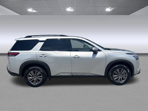 Used 2025 Nissan Pathfinder SV FWD image 2