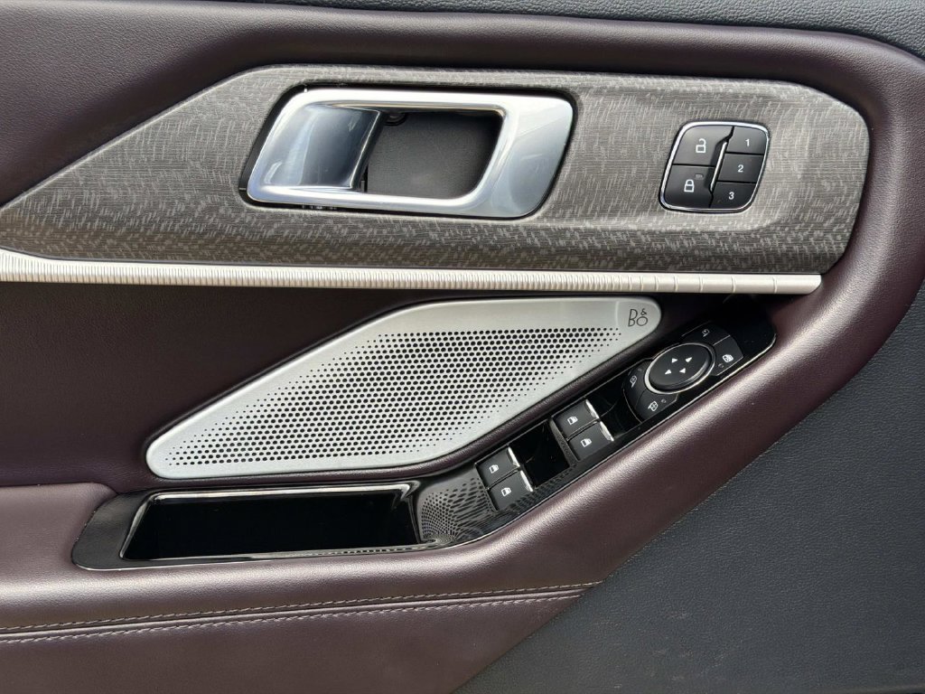 Certified 2025 Ford Explorer Platinum RWD image 22