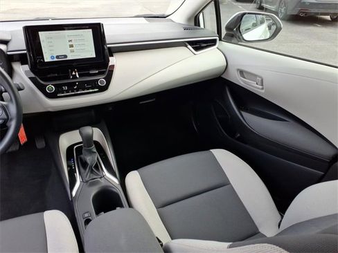 Used 2025 Toyota Corolla LE image 10