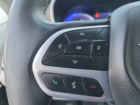 Used 2022 Chrysler Pacifica Touring-L image 7