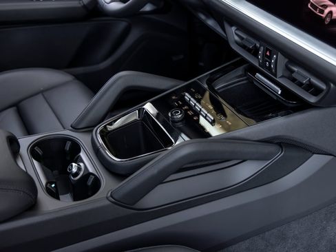 Certified 2025 Porsche Cayenne AWD/4WD image 56