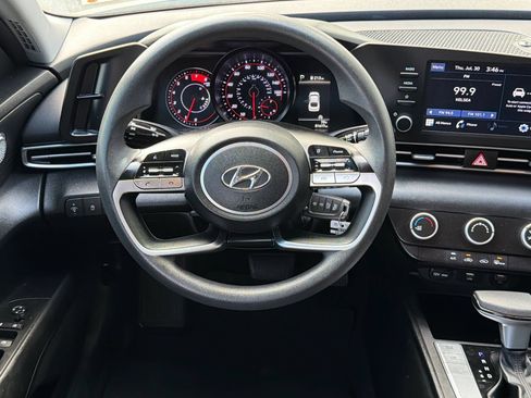 Used 2022 Hyundai Elantra SE FWD image 13
