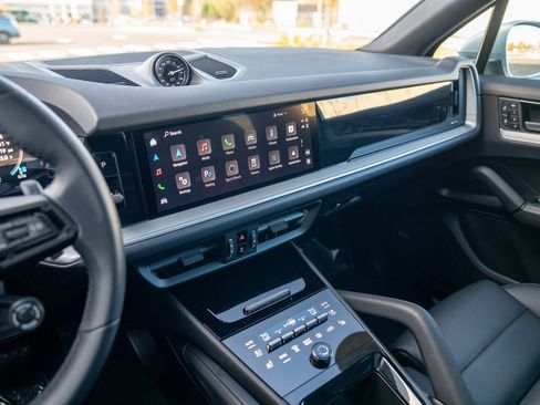 Used 2025 Porsche Cayenne image 16