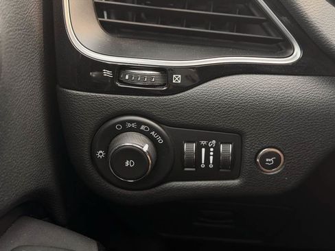 Used 2020 Jeep Cherokee Latitude Plus AWD/4WD image 16