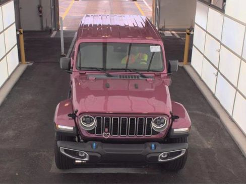Used 2024 Jeep Wrangler Unlimited Sahara w/ Technology Group AWD/4WD image 2