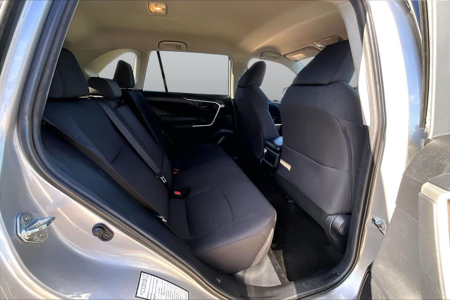 Used 2019 Toyota RAV4 LE FWD image 17