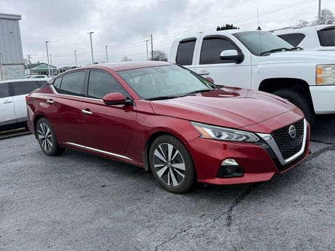 Used 2023 Nissan Sentra SV image 2