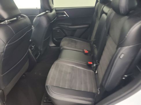 Used 2025 Mitsubishi Outlander SE image 19