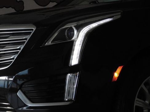 Used 2017 Cadillac XT5 FWD image 11