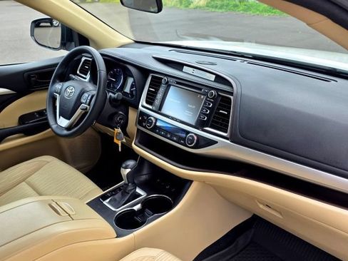 Used 2016 Toyota Highlander LE AWD/4WD image 25