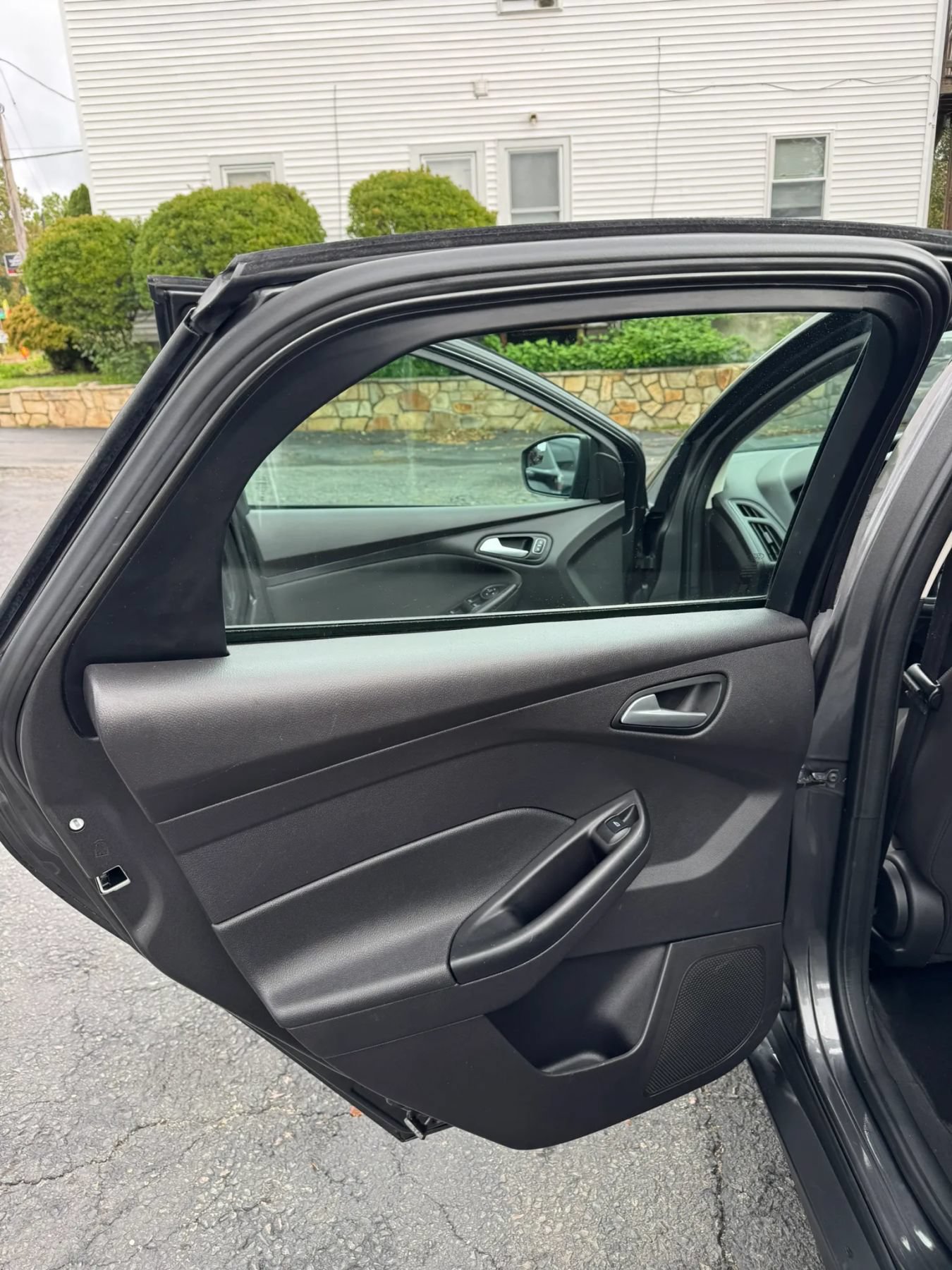 Used 2015 Ford Focus SE w/ SE Cold Weather Package FWD image 33