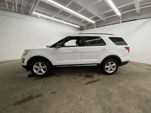 Used 2016 Ford Explorer XLT w/ Equipment Group 202A image 3