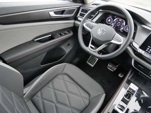 Certified 2025 Volkswagen Atlas Peak Edition SE image 9