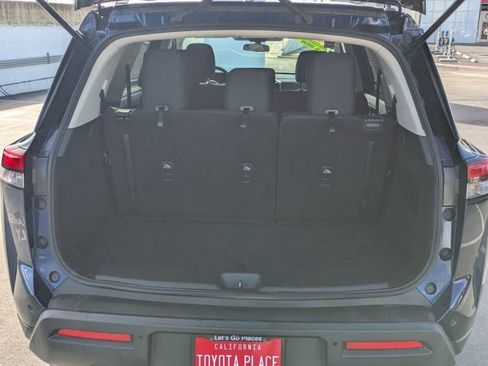 Used 2024 Nissan Pathfinder SV image 11