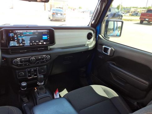 Used 2024 Jeep Gladiator Sport AWD/4WD image 10