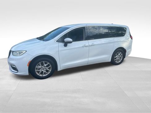 Used 2023 Chrysler Pacifica Touring-L FWD image 4