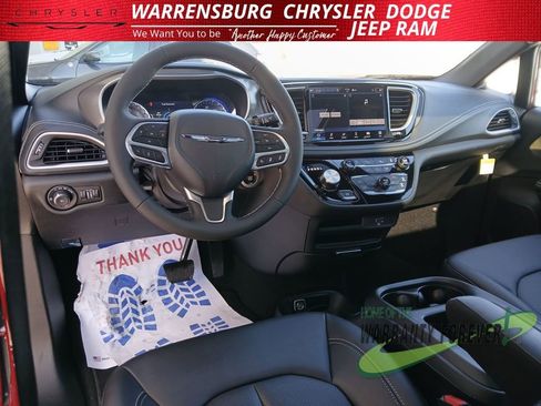 New 2026 Chrysler Pacifica Select image 13