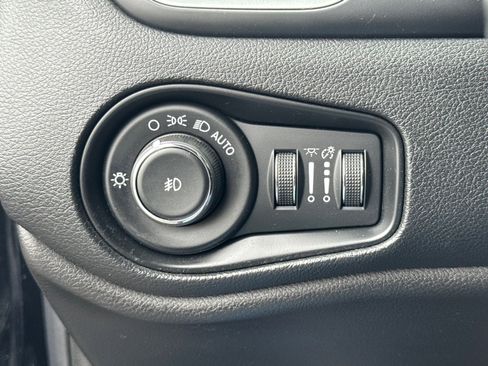 Used 2018 Jeep Renegade Latitude w/ Cold Weather Group AWD/4WD image 12