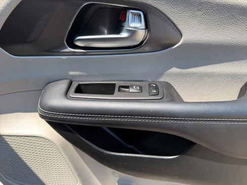 Used 2023 Chrysler Pacifica Touring-L FWD image 19