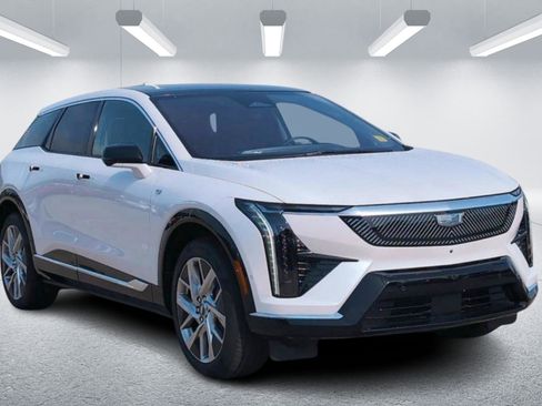 New 2025 Cadillac Optiq Luxury 1 image 7