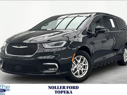 Used 2025 Chrysler Pacifica Select
