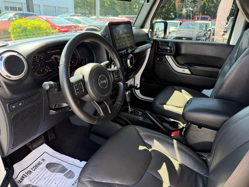 Used 2017 Jeep Wrangler Unlimited Rubicon w/ Connectivity Group AWD/4WD image 10
