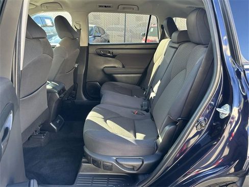 Used 2023 Toyota Highlander LE image 24
