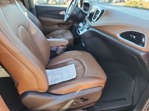 Used 2017 Chrysler Pacifica Limited w/ Advanced Safetytec Group image 14