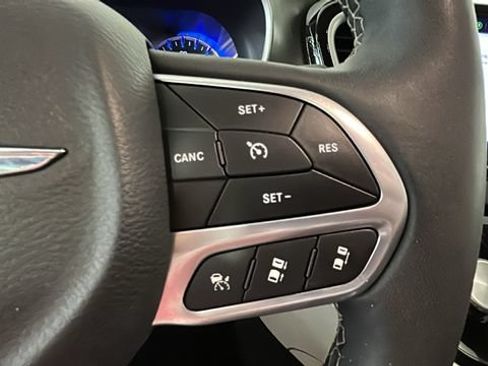 Used 2024 Chrysler Pacifica Touring-L FWD image 16