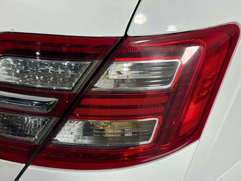 Used 2016 Ford Taurus SE image 32