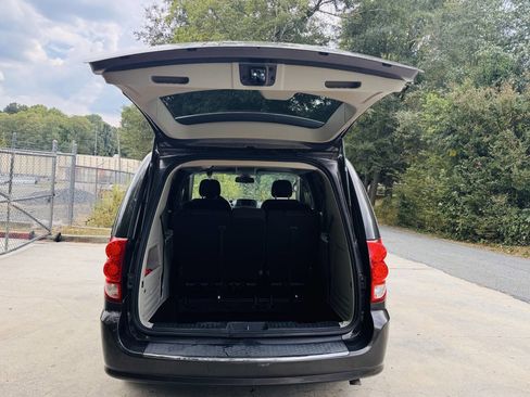 Used 2019 Dodge Grand Caravan SE w/ UConnect Hands-Free Group image 8