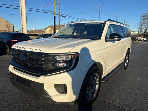 Used 2025 Ford Expedition Active image 4