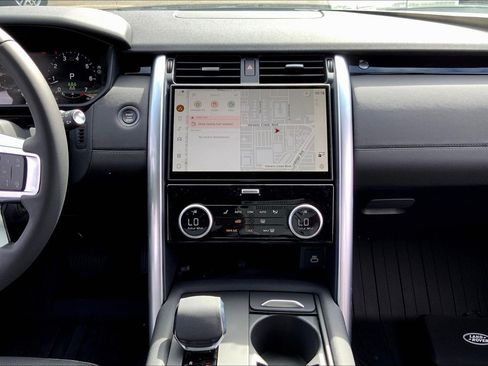 New 2025 Land Rover Discovery S image 7