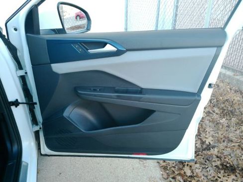 Used 2022 Volkswagen Taos SE image 19