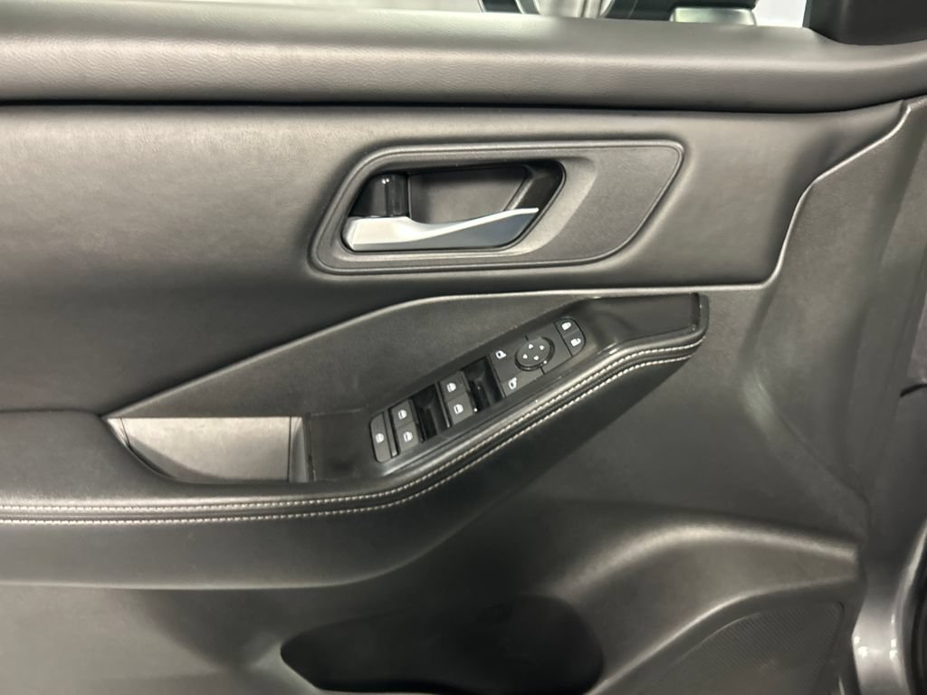 Used 2025 Nissan Rogue SV AWD/4WD image 12