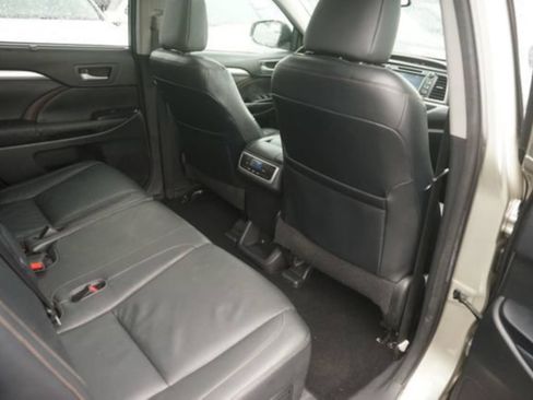 Used 2015 Toyota Highlander XLE FWD image 17