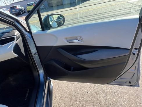 Used 2021 Toyota Corolla LE image 29