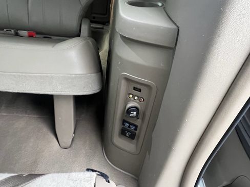 Used 2015 Chrysler Town & Country Touring-L w/ Driver Convenience Group image 23