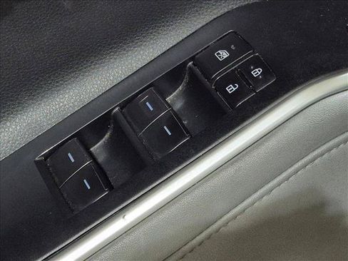 Used 2023 Toyota Highlander LE FWD image 7