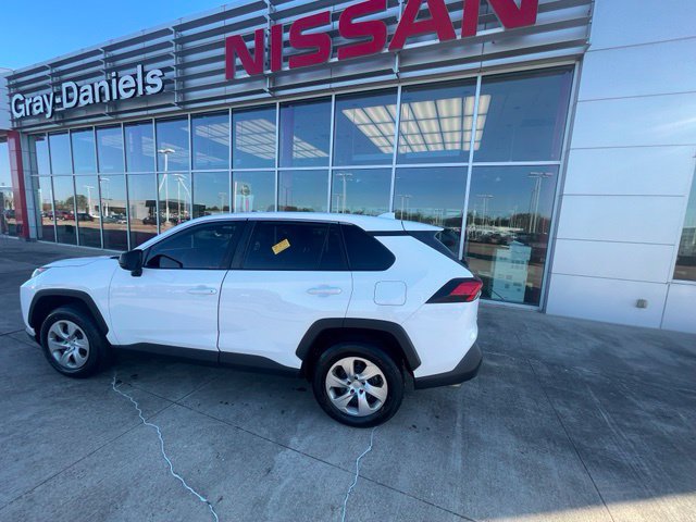 Used 2022 Toyota RAV4 LE FWD image 2